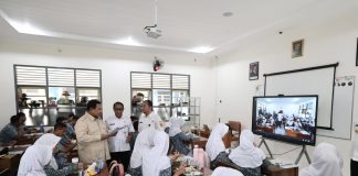Perbaiki Kualitas Pendidikan, Prabowo Targetkan Tambah Papan Interaktif Digital ke Sekolah-sekolah