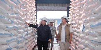 Tinjau Gudang Bulog di Lumajang, Legislator Partai Gerindra Pastikan Stok Beras dan Minyak Goreng Aman