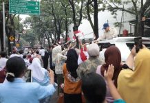 Momen Hangat Warga Sambut Kedatangan Prabowo di Bandung: Pak Minta Foto!
