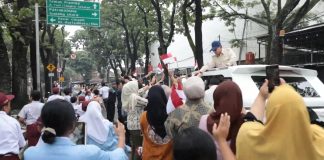 Momen Hangat Warga Sambut Kedatangan Prabowo di Bandung: Pak Minta Foto!
