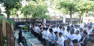 Momen Hangat Prabowo Salat Iduladha Bersama Diaspora Indonesia di Paris
