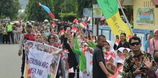 Spanduk Dukung MBG Membentang Kala Prabowo Pidato di Hadapan Petani-Nelayan