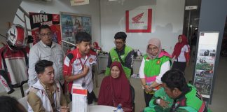 Legislator Partai Gerindra Ade Jona Prasetyo Beri Motor Baru untuk Driver Ojol Tunarungu Korban Pencurian di Medan