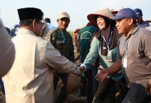 Haru Buruh Tani Lansia Rela Menunggu Prabowo Sejak Pagi, Titip Harapan Petani Makmur