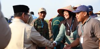 Haru Buruh Tani Lansia Rela Menunggu Prabowo Sejak Pagi, Titip Harapan Petani Makmur