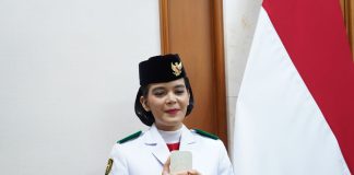 Di HUT ke-81 RI, Celina Olivia Bangga dan Terharu Bawa Baki Merah Putih di Hadapan Prabowo