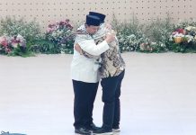 Peluk Dubes Palestina, Prabowo Tak Kuasa Tahan Air Mata di Hadapan Ribuan Santri Gontor