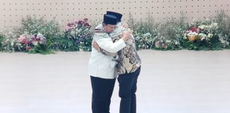 Peluk Dubes Palestina, Prabowo Tak Kuasa Tahan Air Mata di Hadapan Ribuan Santri Gontor